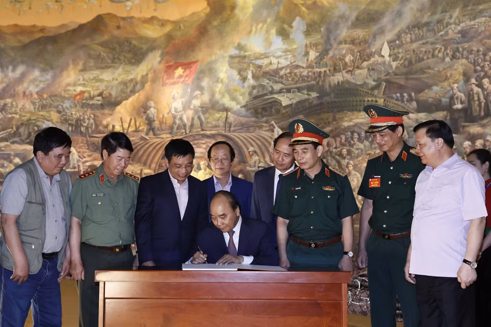 Chủ tịch nước Nguyễn Xuân Phúc ghi lưu bút khi đến thăm Bảo tàng Chiến thắng lịch sử Điện Biên Phủ. (Ảnh: Thống Nhất/TTXVN)