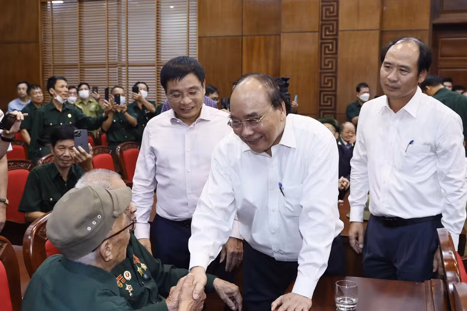 Chủ tịch nước Nguyễn Xuân Phúc thăm hỏi cựu chiến sỹ Điện Biên. (Ảnh: Thống Nhất/TTXVN)
