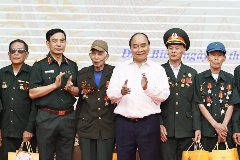 Chủ tịch nước Nguyễn Xuân Phúc thăm, tặng quà cho cựu chiến sỹ Điện Biên. (Ảnh: Thống Nhất/TTXVN)