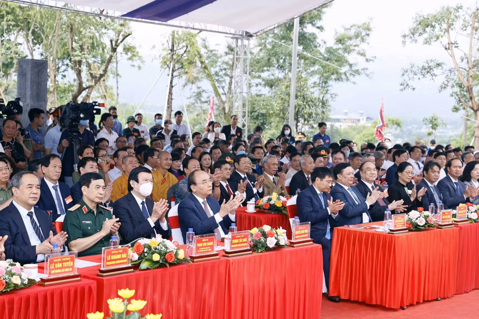 Chủ tịch nước Nguyễn Xuân Phúc và các đại biểu dự Lễ khánh thành Đền thờ liệt sỹ tại chiến trường Điện Biên Phủ. (Ảnh: Thống Nhất/TTXVN)