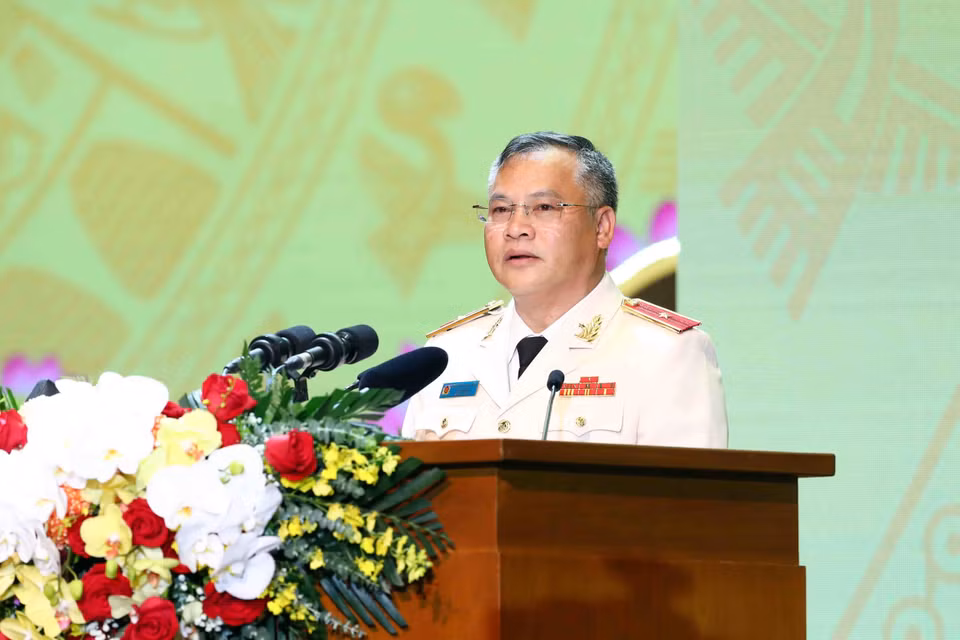 Thiếu tướng Nguyễn Văn Long, Thứ trưởng Bộ Công an đọc Thư chúc mừng lực lượng cảnh sát nhân dân của Tổng Bí thư Nguyễn Phú Trọng. (Ảnh: Phạm Kiên/TTXVN)