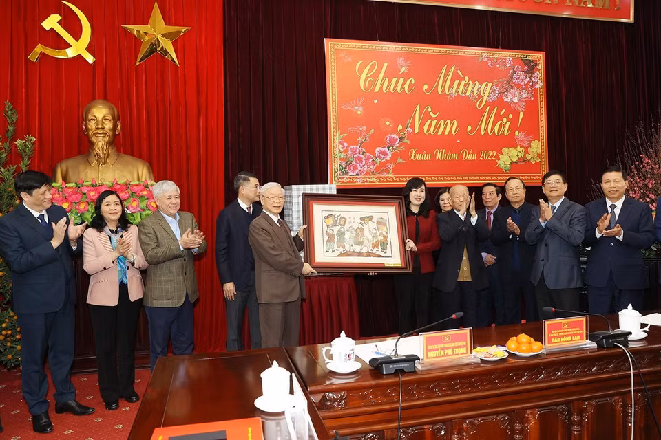 Các lãnh đạo Đảng bộ, chính quyền tỉnh Bắc Ninh tặng Tổng Bí thư Nguyễn Phú Trọng bức tranh dân gian Đông Hồ. (Ảnh: Trí Dũng/TTXVN)