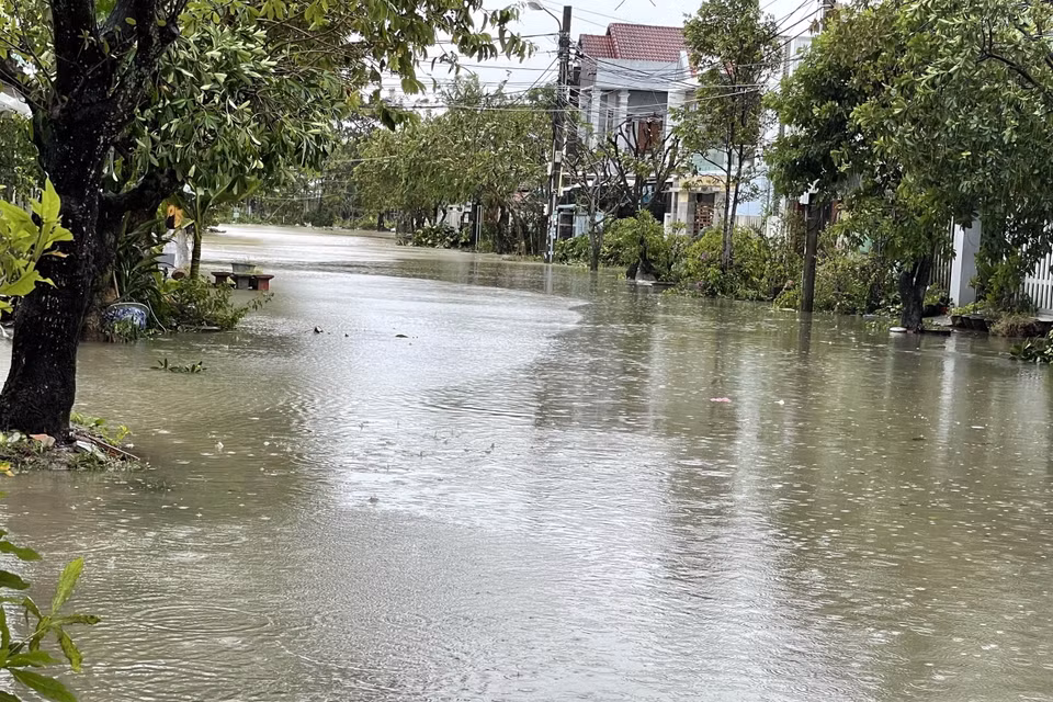 Nước dâng ngập đường giao thông do mưa lớn ở Quảng Nam. (Ảnh: Trần Tĩnh/TTXVN)