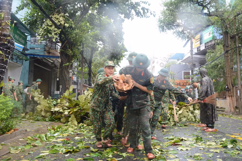 Lực lượng bộ đội hỗ trợ dọn dẹp vệ sinh đường phố sau khi bão đổ bộ. (Ảnh: Văn Dũng/TTXVN)
