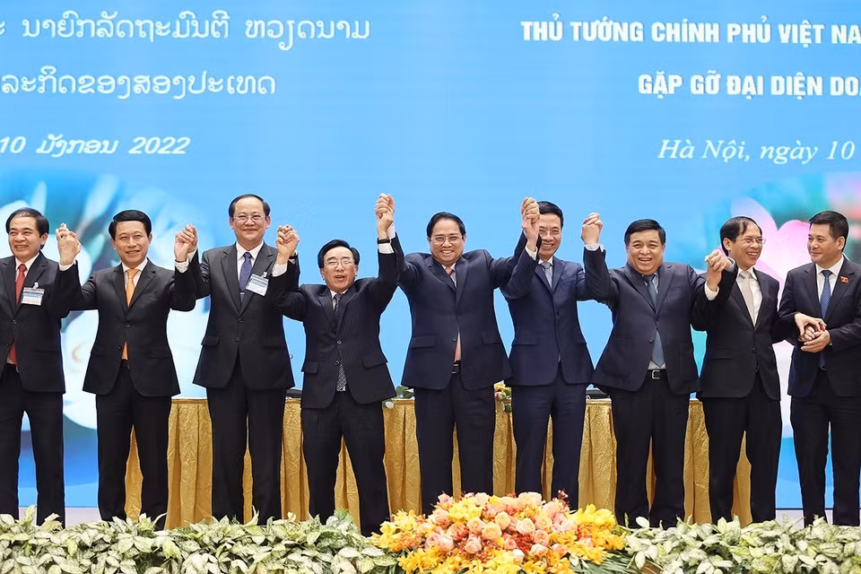 Thủ tướng Phạm Minh Chính và Thủ tướng Lào Phankham Viphavanh cùng các đại biểu tại buổi gặp gỡ doanh nghiệp hai nước. (Ảnh: Dương Giang/TTXVN)