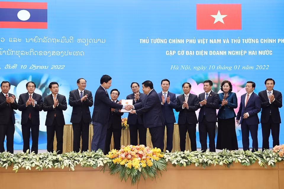 Thủ tướng Phạm Minh Chính và Thủ tướng Lào Phankham Viphavanh chứng kiến trao thỏa thuận hợp tác đầu tư cho các doanh nghiệp. (Ảnh: Dương Giang/TTXVN)
