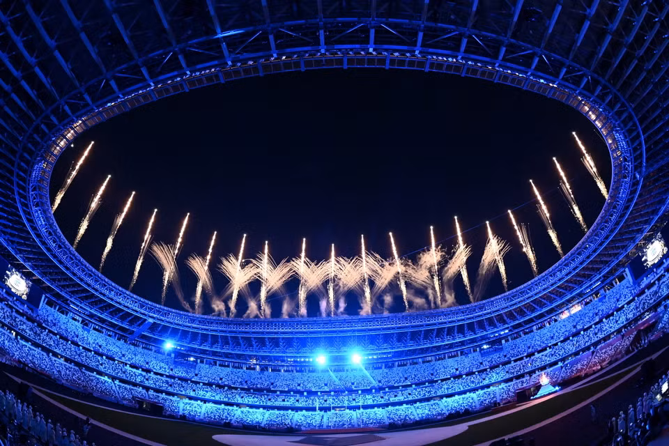 Màn trình diễn pháo hoa tại lễ bế mạc Olympic Tokyo 2020 trên sân vận động Olympic (Tokyo, Nhật Bản) ngày 8/8/2021. (Ảnh: AFP/TTXVN)