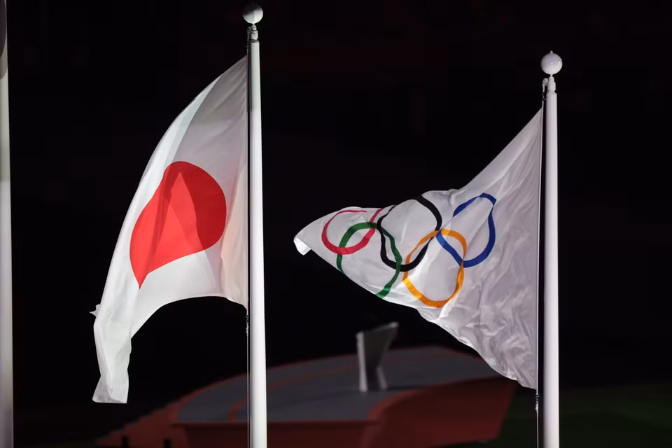 Quốc kỳ Nhật Bản (trái) và cờ Olympic tại lễ bế mạc Olympic Tokyo 2020. (Ảnh: THX/TTXVN)