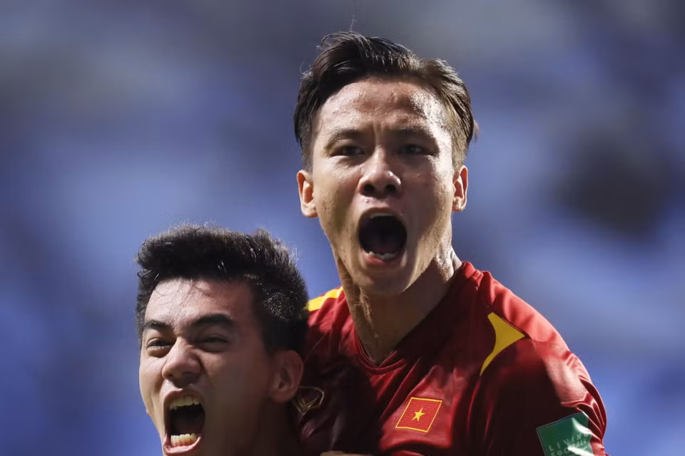 Hậu vệ Quế Ngọc Hải và tiền đạo Tiến Linh ăn mừng bàn thắng vào lưới đội tuyển Malaysia. (Ảnh: Hoàng Linh/TTXVN)