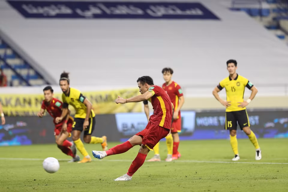 Tuy nhiên, đến phút 82, Việt Nam cũng được hưởng penalty và Quế Ngọc Hải không bỏ lõ 7 cơ hội ghi bàn ấn định tỷ số 2-1. (Ảnh: Hoàng Linh/TTXVN)