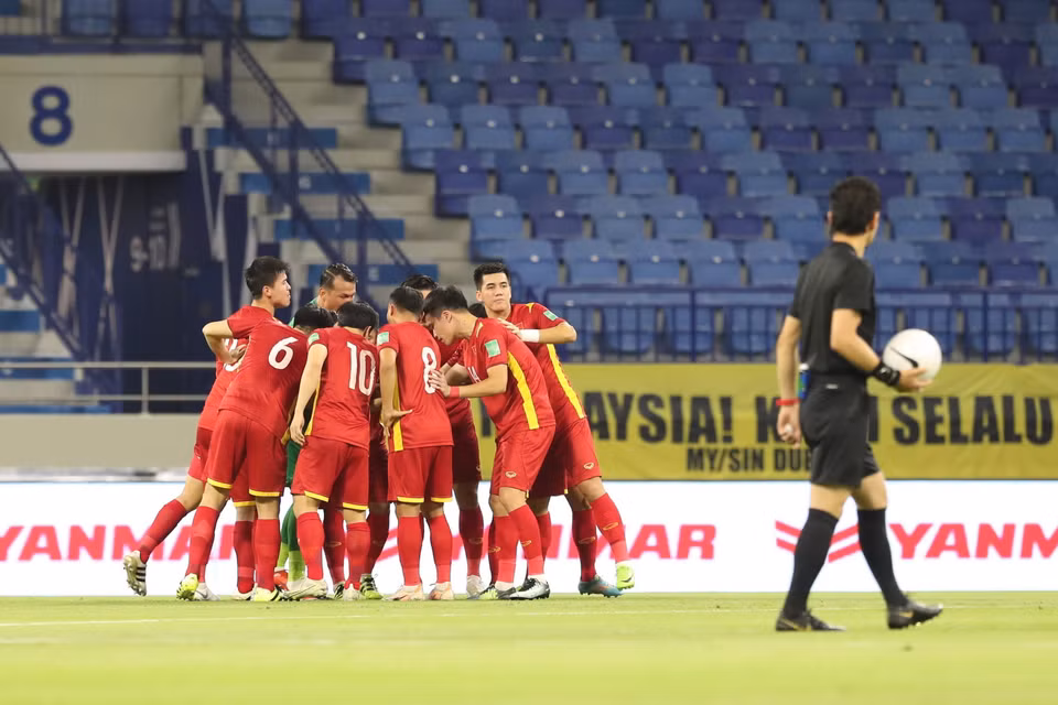 Các cầu thủ đội tuyển Việt Nam thể hiện quyết tâm trong trận đấu gặp Malaysia. (Ảnh: Hoàng Linh/TTXVN)