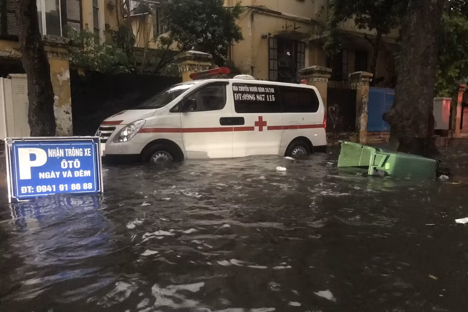 Tại khu vực ngà tư Phan Bội Châu - Lý Thường Kiệt mưa lớn gây gập úng cục bộ. (Ảnh: Minh Quyết/TTXVN)