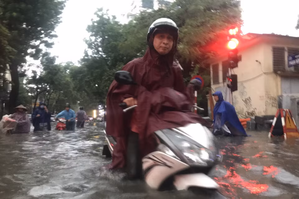 Tại khu vực ngà tư Phan Bội Châu - Lý Thường Kiệt mưa lớn gây gập úng cục bộ. (Ảnh: Minh Quyết/TTXVN)