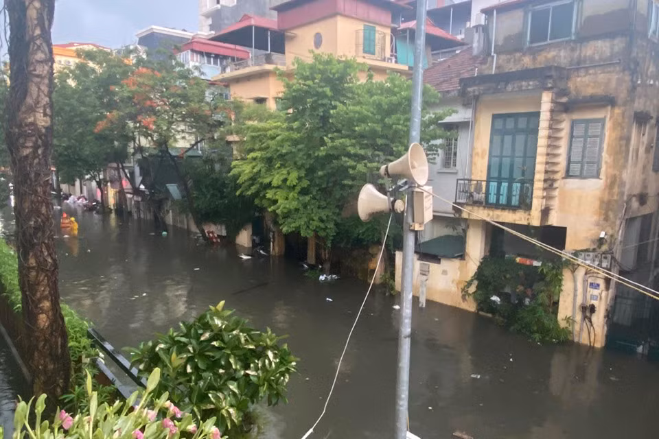 Mưa ngập đúng vào giờ tan tầm khiến nhiều người không thể về nhà. (Ảnh: Vietnam+)