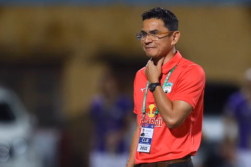 Thất bại đẩy Hoàng Anh Gia Lai xuống vị trí thứ ba, kém Hà Nội FC đến 7 điểm. Hơn mười năm qua, đội bóng phố núi vẫn chưa thể tìm thấy chiến thắng trên sân Hàng Đẫy của Hà Nội FC. (Ảnh: PV/Vietnam+)