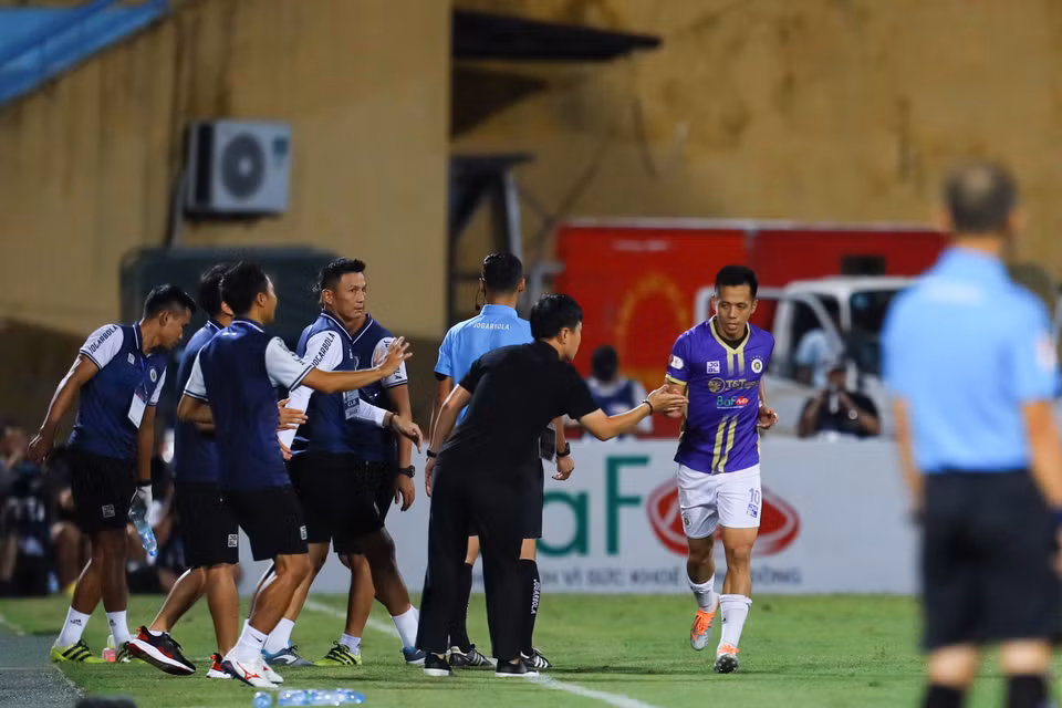 Chỉ sau đó 2 phút, tiền đạo Tuấn Hải đã nâng tỷ số thành 2-0 cũng với một cú đệm bóng cận thành. Do sự thiếu tập trung của hàng phòng ngự, đội khách đã phải trả giá. (Ảnh: PV/Vietnam+)