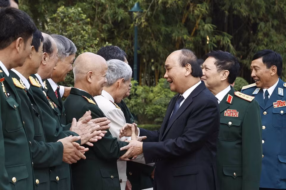 Nhân dịp kỷ niệm 78 năm Ngày thành lập Quân đội nhân dân Việt Nam (22/12/1944 - 22/12/2022), 33 năm Ngày hội Quốc phòng toàn dân (22/12/1989 - 22/12/2022), chiều 12/12, tại Phủ Chủ tịch, Chủ tịch nước Nguyễn Xuân Phúc gặp mặt thân mật Đoàn đại biểu Ban liên lạc Cựu chiến binh Sư đoàn 341 (Đoàn Sông Lam). (Ảnh: Thống Nhất/TTXVN)