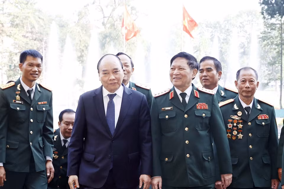 Chủ tịch nước với các cựu chiến binh Sư đoàn 341. (Ảnh: Thống Nhất/TTXVN)