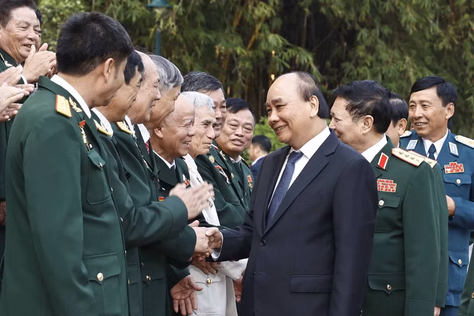 Chủ tịch nước với các cựu chiến binh Sư đoàn 341. (Ảnh: Thống Nhất/TTXVN)