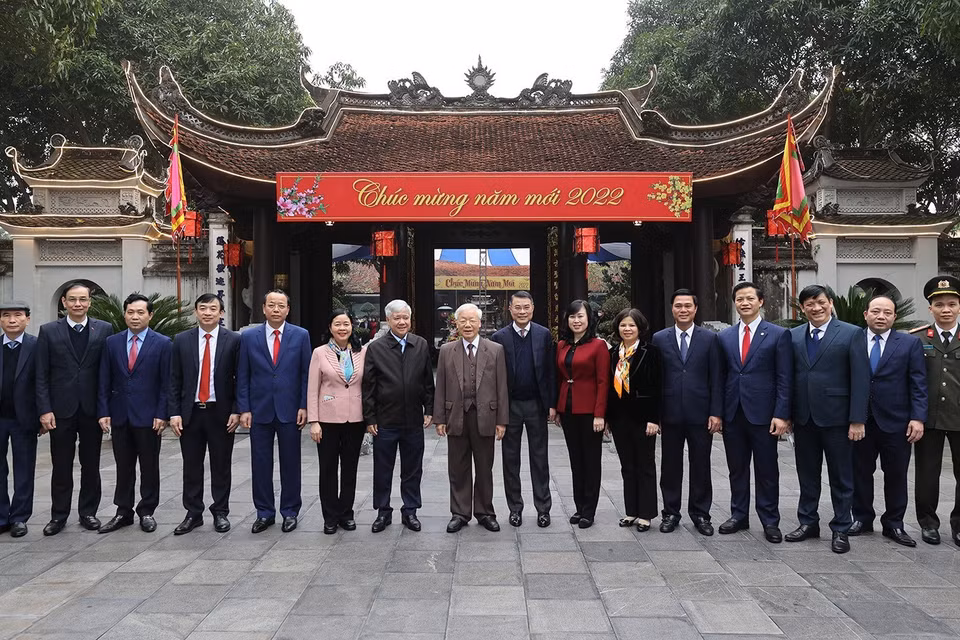 Tổng Bí thư Nguyễn Phú Trọng với các đại biểu tại Di tích lịch sử-văn hóa Đền Đô. (Ảnh: Trí Dũng/TTXVN)
