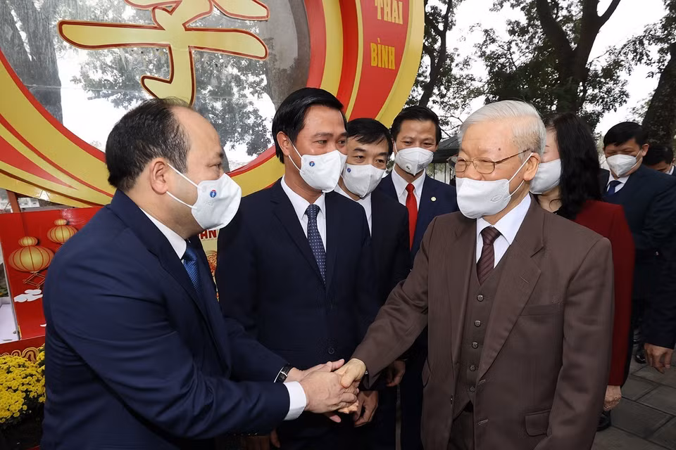 Tổng Bí thư Nguyễn Phú Trọng với các đại biểu tại Di tích lịch sử-văn hóa Đền Đô. (Ảnh: Trí Dũng/TTXVN)