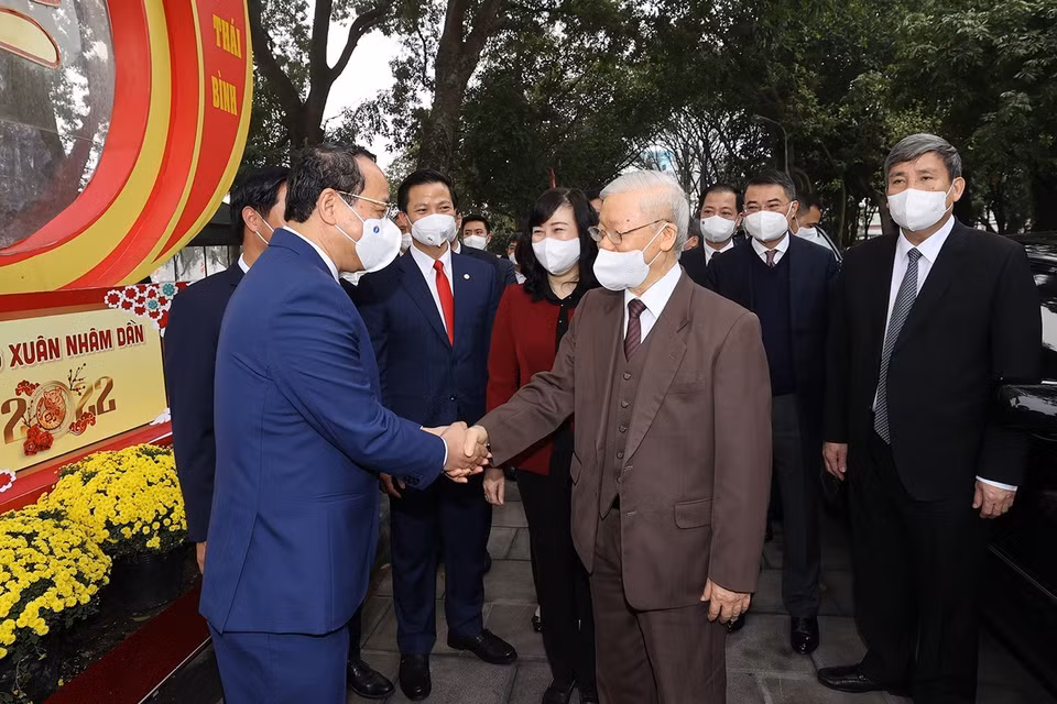 Tổng Bí thư Nguyễn Phú Trọng với các đại biểu tại Di tích lịch sử-văn hóa Đền Đô. (Ảnh: Trí Dũng/TTXVN)