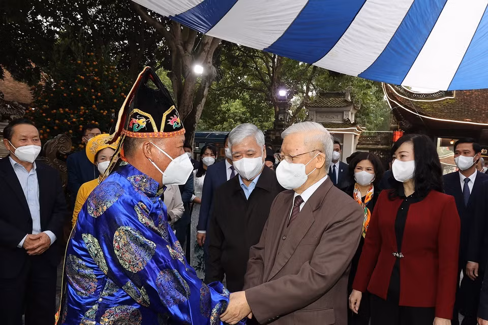 Tổng Bí thư Nguyễn Phú Trọng với nhân dân tại Di tích lịch sử-văn hóa Đền Đô. (Ảnh: Trí Dũng/TTXVN)