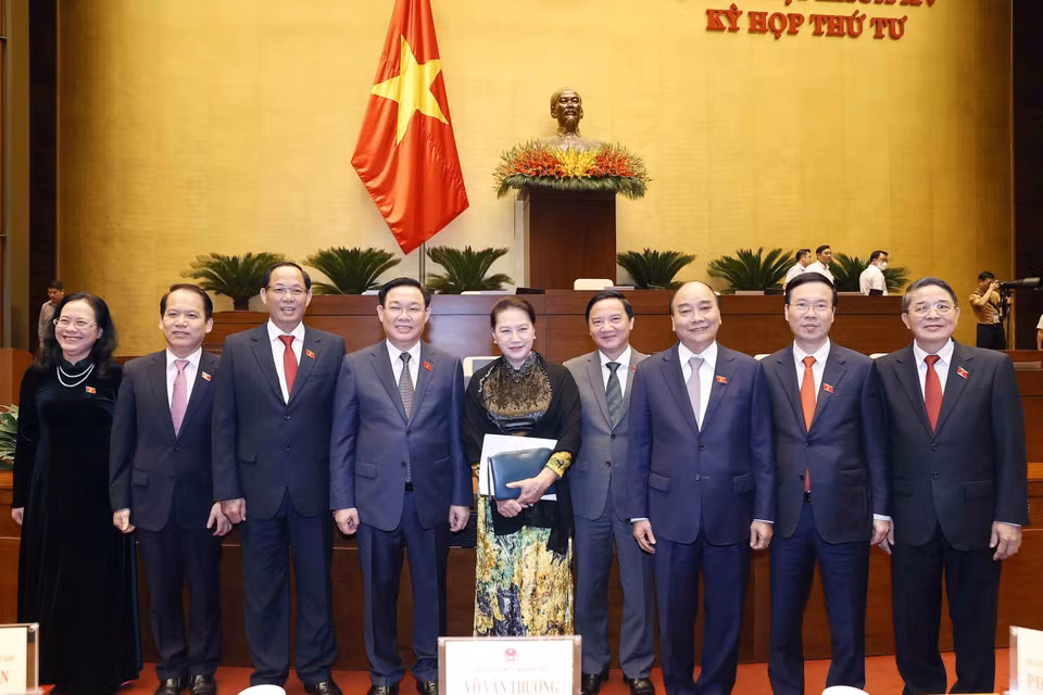 Chủ tịch nước Nguyễn Xuân Phúc, Chủ tịch Quốc hội Vương Đình Huệ, nguyên Chủ tịch Quốc hội Nguyễn Thị Kim Ngân với đại biểu. (Ảnh: Doãn Tấn/TTXVN)