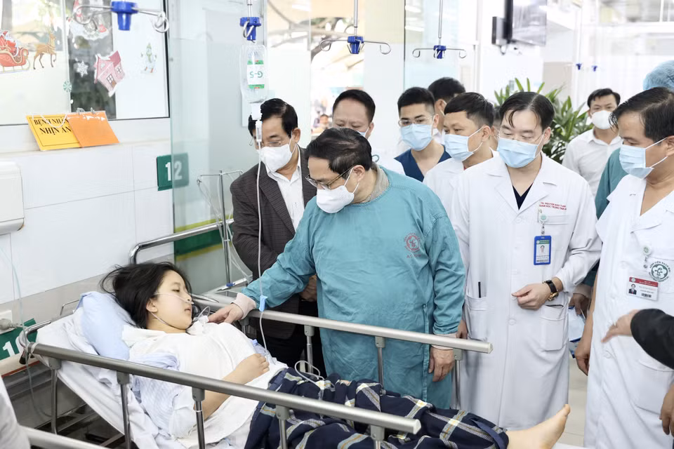 Thủ tướng Phạm Minh Chính thăm hỏi bệnh nhân đang điều trị tại Bệnh viện Bạch Mai. (Ảnh: Dương Giang/TTXVN)