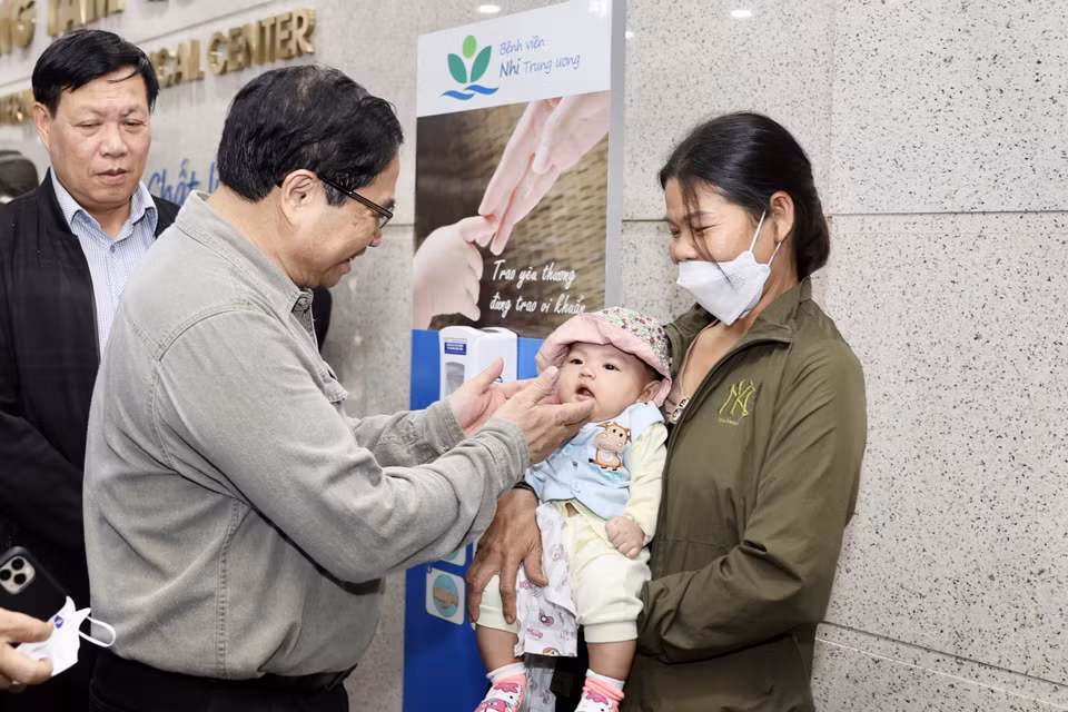 Thủ tướng Phạm Minh Chính thăm bệnh nhi tại Bệnh viện Nhi Trung ương. (Ảnh: Dương Giang/TTXVN)