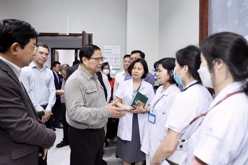 Thủ tướng Phạm Minh Chính và các bác sỹ, y tá Bệnh viện Nhi Trung ương. (Ảnh: Dương Giang/TTXVN)