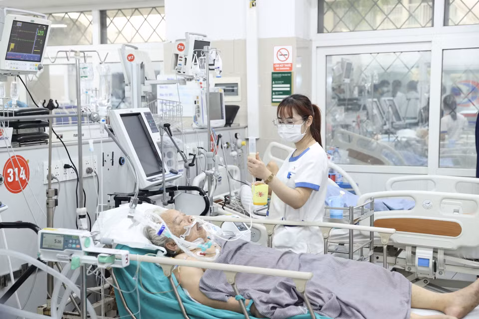 Nhân viên y tế chăm sóc sức khỏe bệnh nhân đang điều trị tại Bệnh viện Bạch Mai. (Ảnh: Dương Giang/TTXVN)