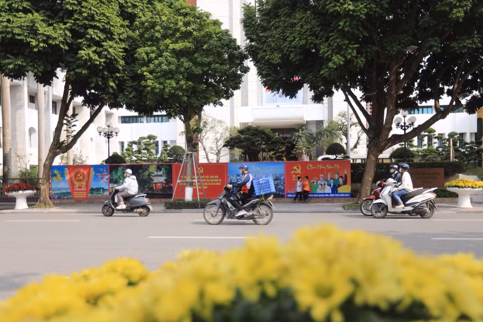 Các tấm pano cổ động bố trí trên phố Đinh Tiên Hoàng, bên ngoài trụ sở Hội đồng Nhân dân, Ủy ban Nhân dân thành phố Hà Nội. (Ảnh: Hoàng Hiếu/TTXVN)
