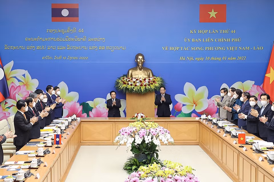 Thủ tướng Phạm Minh Chính và Thủ tướng Lào Phankham Viphavanh đồng chủ trì kỳ họp. (Ảnh: Dương Giang/TTXVN)
