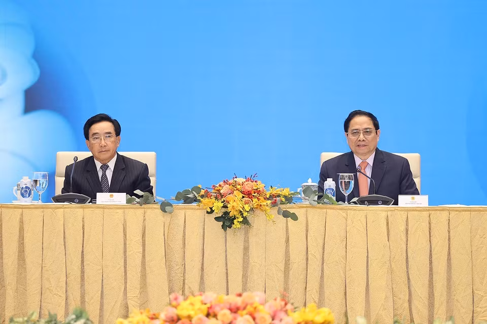 Hình ảnh Thủ tướng Phạm Minh Chính và Thủ tướng Lào Phankham Viphavanh tại buổi gặp gỡ doanh nghiệp hai nước. (Ảnh: Dương Giang/TTXVN)