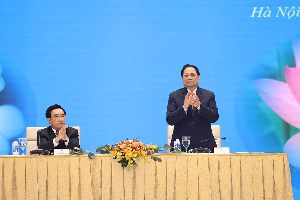 Thủ tướng Phạm Minh Chính và Thủ tướng Lào Phankham Viphavanh gặp gỡ doanh nghiệp hai nước. (Ảnh: Dương Giang/TTXVN)