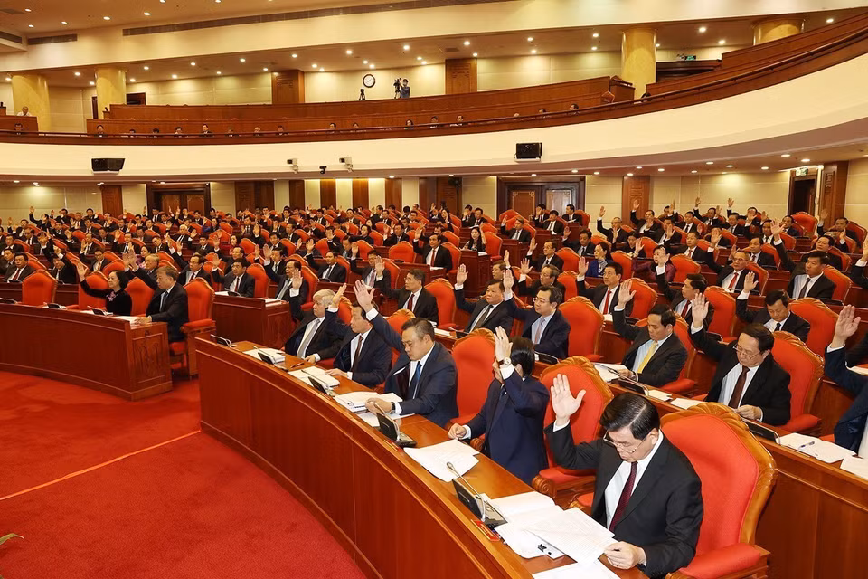 Các lãnh đạo Đảng, Nhà nước và các đại biểu biểu quyết thông qua chương trình hội nghị. (Ảnh: Trí Dũng/TTXVN)