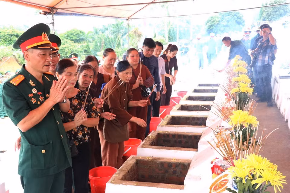 Cựu chiến binh và nhân dân thắp hương các liệt sỹ được an táng tại Nghĩa trang Liệt sỹ Quốc gia Vị Xuyên (Hà Giang). (Ảnh: Minh Tâm/TTXVN)