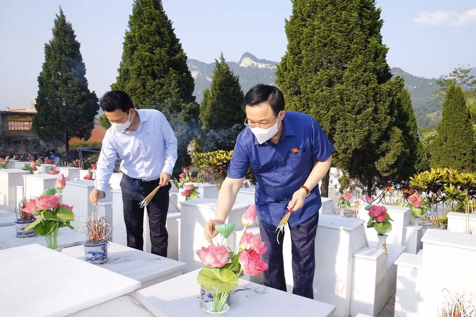Chủ tịch Quốc hội Vương Đình Huệ thắp hương viếng các Anh hùng liệt sỹ tại Nghĩa trang liệt sỹ Quốc gia Vị Xuyên (Hà Giang), ngày 5/5/2021. (Ảnh: Doãn Tấn/TTXVN)