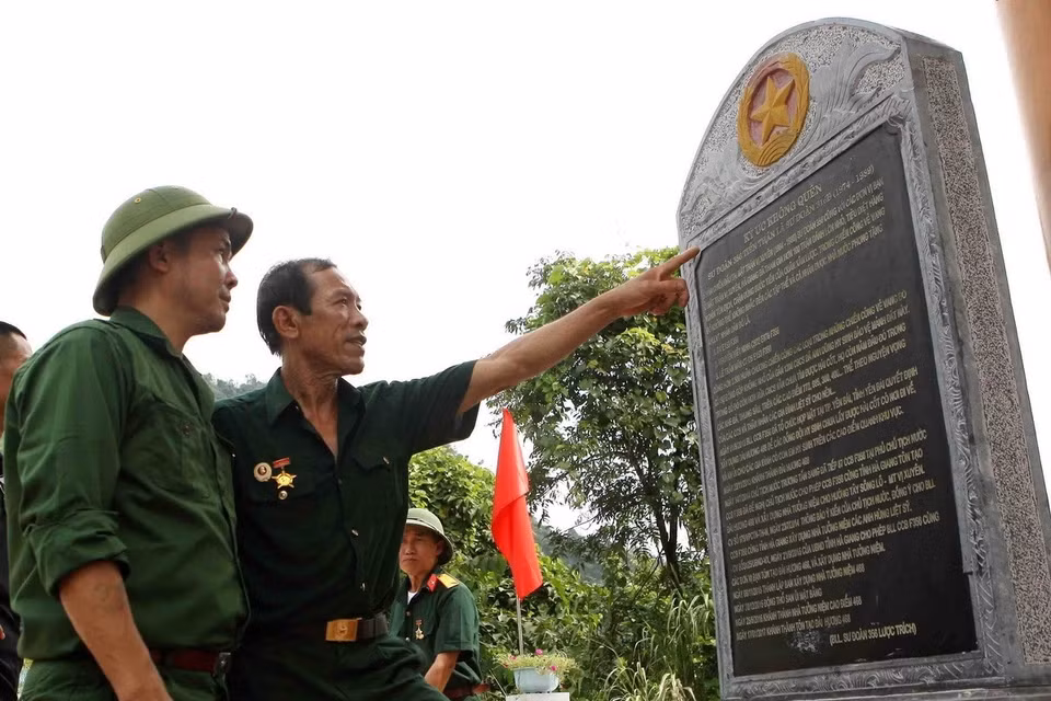 Tấm bia đá khắc lại những câu chuyện, ký ức không quên của một thời lịch sử đã qua trong Đài hương tưởng niệm các anh hùng liệt sỹ tại điểm cao 468 nằm ở lưng chừng núi Nậm Ngặt, xã Thanh Thủy, huyện Vị Xuyên, tỉnh Hà Giang. (Ảnh: Thanh Tùng/TTXVN)