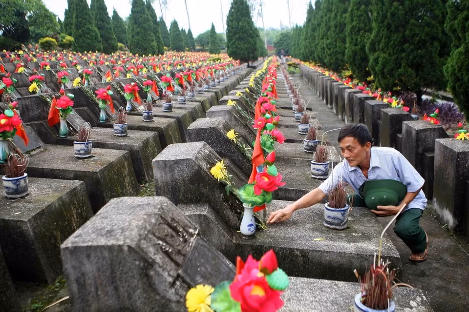 Tháng 7 tri ân, những người cựu binh năm xưa cùng về với nghĩa trang liệt sỹ Vị Xuyên để thắp nén nhang thơm tưởng nhớ về những người đồng đội đã ngã xuống. (Ảnh: Thanh Tùng/TTXVN)