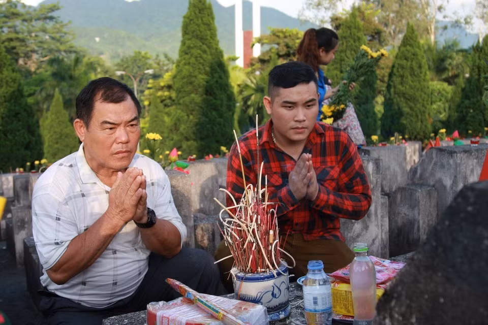 Ông Nguyễn Văn Khanh, anh trai của Liệt sỹ Nguyễn Chí Minh, cùng gia đình từ Nghệ An lên Nghĩa trang Liệt sỹ Quốc gia Vị Xuyên (Hà Giang) để thắp hương cho em trai. (Ảnh: Nguyễn Chiến/TTXVN)