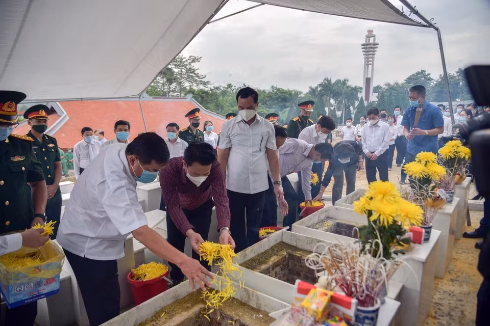Lãnh đạo các Bộ, ngành Trung ương và tỉnh Hà Giang tiễn đưa hài cốt các liệt sỹ đã đã hy sinh trong cuộc chiến đấu bảo vệ biên giới phía Bắc về an nghỉ tại Nghĩa trang Liệt sỹ Quốc gia Vị Xuyên (29/6/2021). (Ảnh: Minh Tâm/TTXVN)