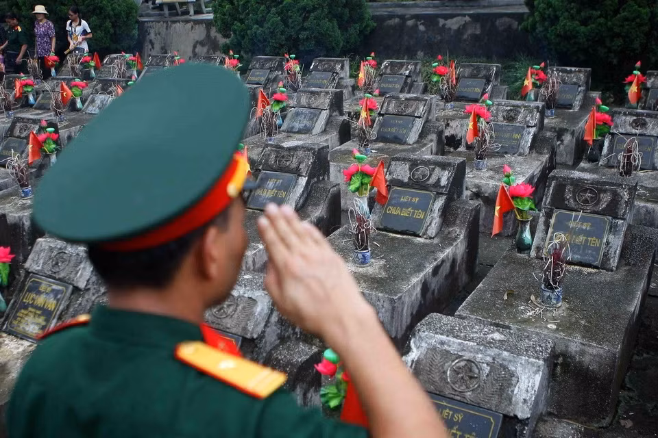 Tháng 7 tri ân, những người cựu binh năm xưa cùng về với nghĩa trang liệt sỹ Vị Xuyên (Hà Giang) để thắp nén nhang thơm tưởng nhớ về những người đồng đội đã ngã xuống. (Ảnh: Thanh Tùng/TTXVN)