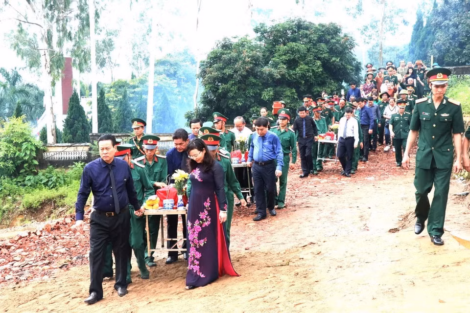 Lãnh đạo tỉnh Hà Giang và các đại biểu thực hiện lễ truy điệu và tiễn đưa 10 hài cốt liệt sỹ hy sinh trong cuộc chiến đấu bảo vệ biên giới phía Bắc về an táng tại Nghĩa trang Liệt sỹ quốc gia Vị Xuyên (Hà Giang). (Ảnh: Minh Tâm/TTXVN)