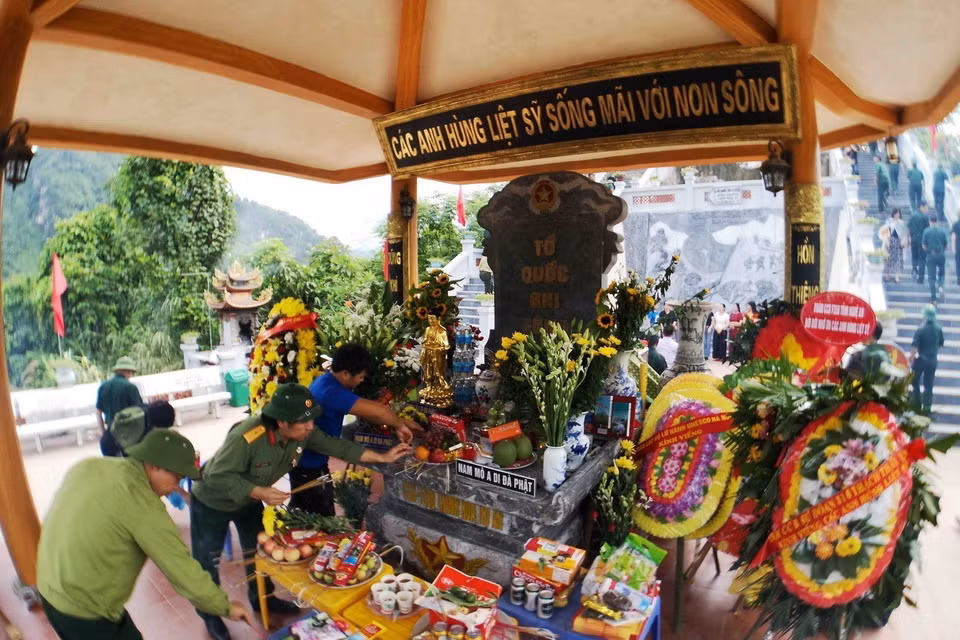Nhiều cựu chiến binh trên khắp mọi miền Tổ quốc thắp hương tưởng niệm các đồng đội tại Đài hương tưởng niệm các anh hùng liệt sỹ trên điểm cao 468 nằm ở lưng chừng núi Nậm Ngặt, xã Thanh Thủy, huyện Vị Xuyên, tỉnh Hà Giang. (Ảnh: Thanh Tùng/TTXVN)