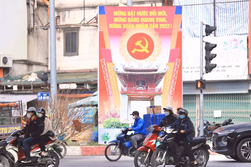 Pano cổ động cỡ lớn tại ngã tư Lò Đúc-Trần Khát Chân, quận Hai Bà Trưng. (Ảnh: Hoàng Hiếu/TTXVN)