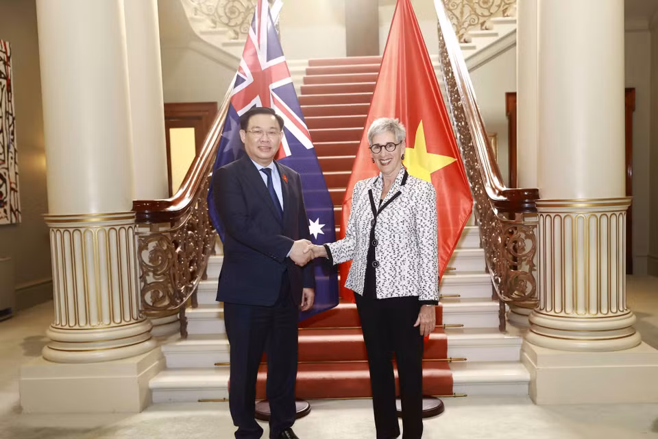 Chủ tịch Quốc hội Vương Đình Huệ và bà Linda Dessau, Thống đốc bang Victoria. (Ảnh: Doãn Tấn/TTXVN)