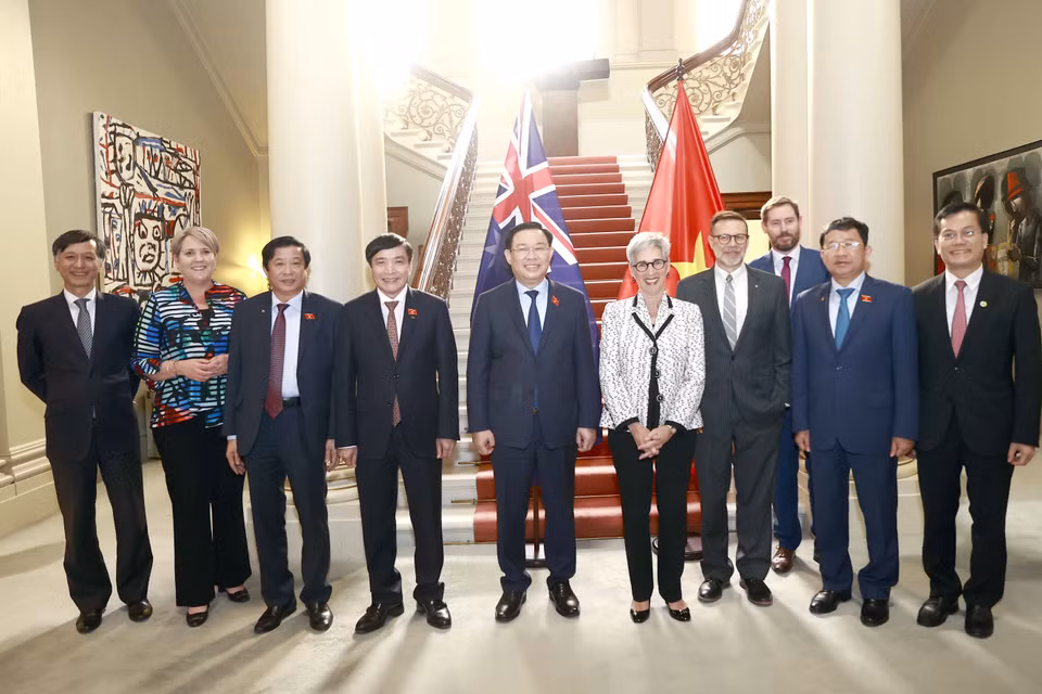 Chủ tịch Quốc hội Vương Đình Huệ và bà Linda Dessau, Thống đốc bang Victoria với đại biểu. (Ảnh: Doãn Tấn/TTXVN)