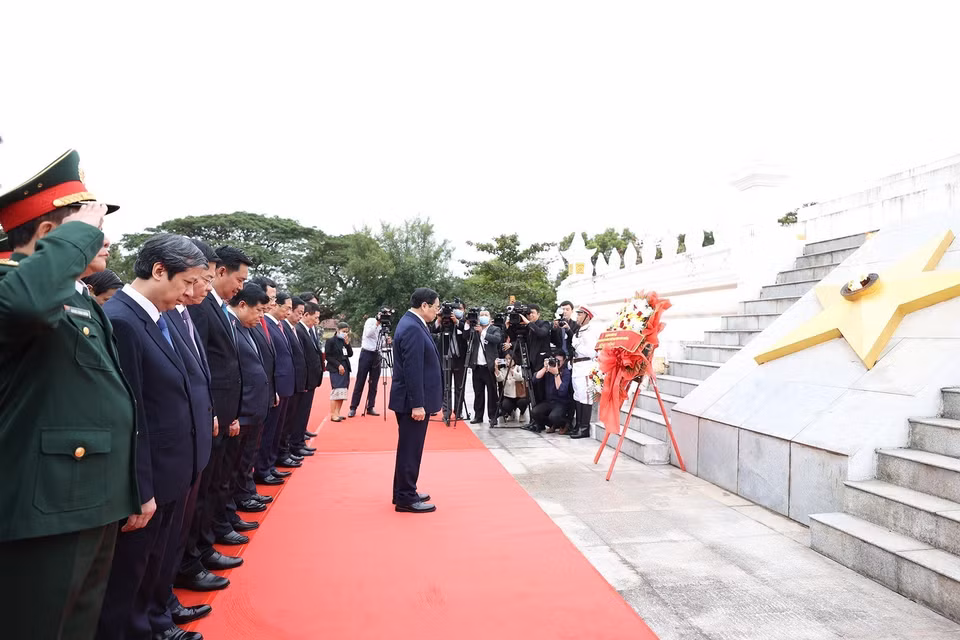 Thủ tướng Phạm Minh Chính và đoàn đại biểu cấp cao Việt Nam đặt vòng hoa tại Đài tưởng niệm chiến sỹ vô danh Lào. (Ảnh: Dương Giang/TTXVN)